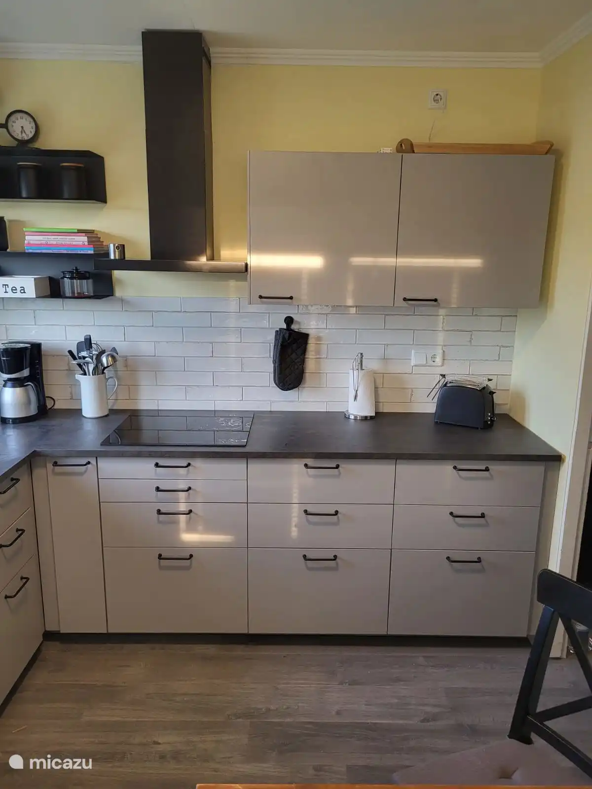 Küche Erdgeschoss, alles vorhanden, Kaffeemaschine, Toaster, Mixer, Eierkocher