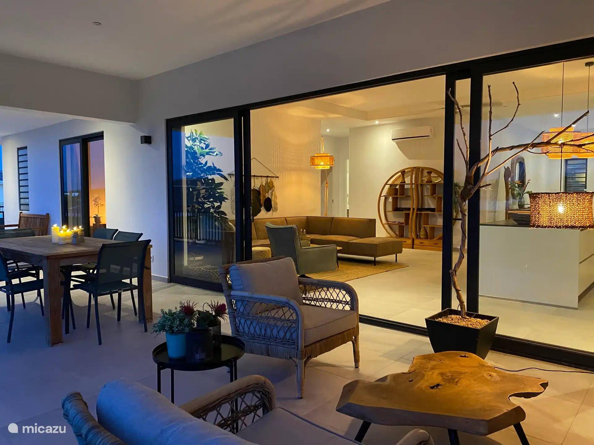 Vue du coin salon sur la terrasse sur le salon et la cuisine