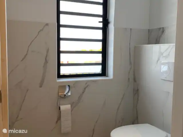 Location de Vacances Curaçao, Curaçao-Centre, Blue Bay, appartement - Penthouse La Brise 30 Toilettes séparées dans la salle de bain principale