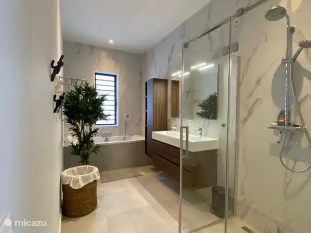 Location de Vacances Curaçao, Curaçao-Centre, Blue Bay, appartement - Penthouse La Brise 30 Salle de bain avec baignoire et cabine de douche séparée. Cette chambre dispose également de la climatisation