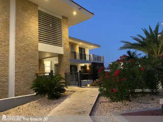 Location de Vacances Curaçao, Curaçao-Centre, Blue Bay, appartement - Penthouse La Brise 30 Place de parking privée devant l’entrée du bâtiment et entrée bien éclairée
