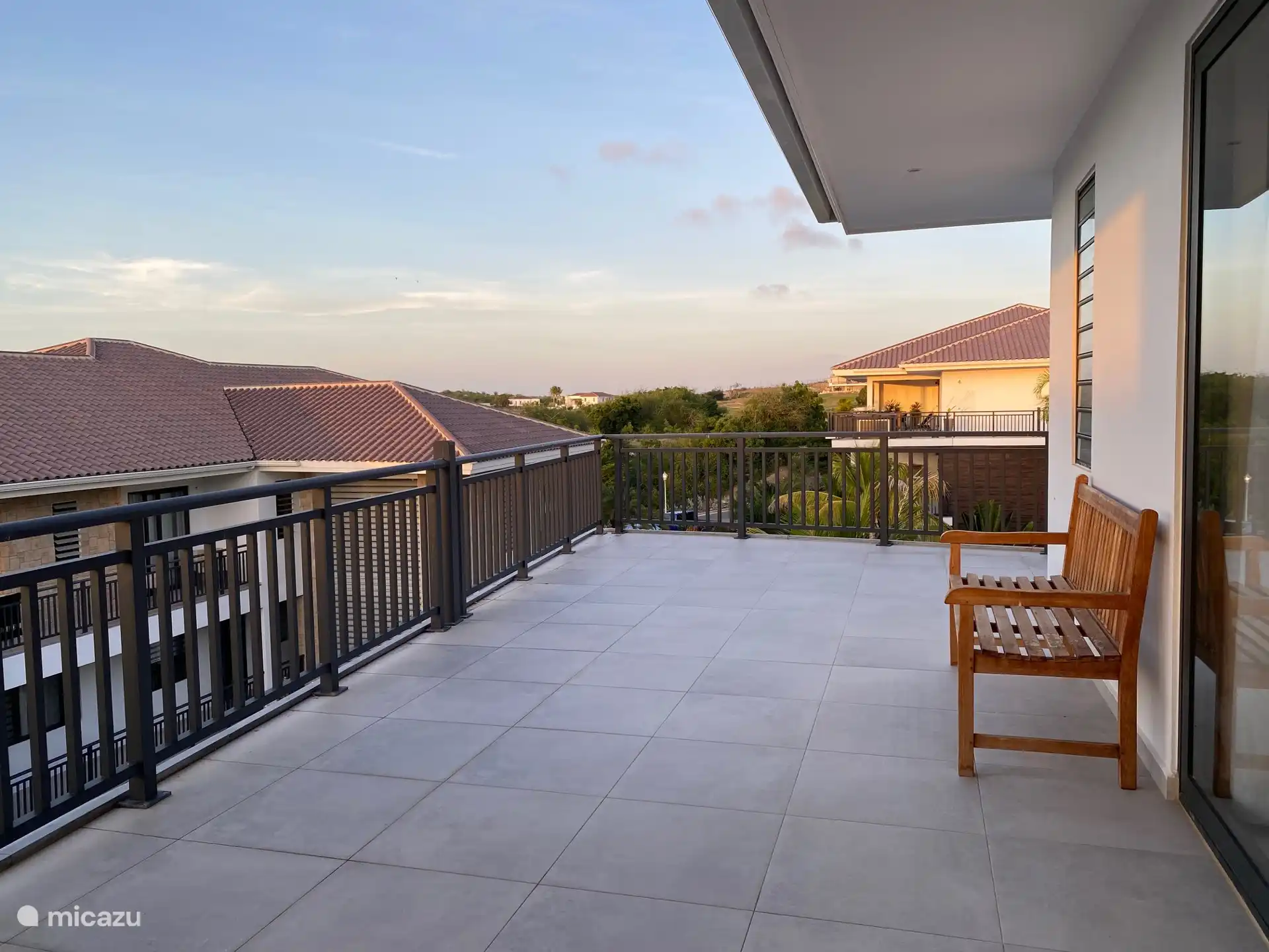 Terrasse spacieuse autour de l’ensemble du penthouse