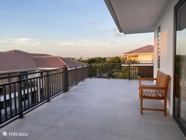 Location de Vacances Curaçao, Curaçao-Centre, Blue Bay, appartement - Penthouse La Brise 30 Terrasse spacieuse autour de l’ensemble du penthouse