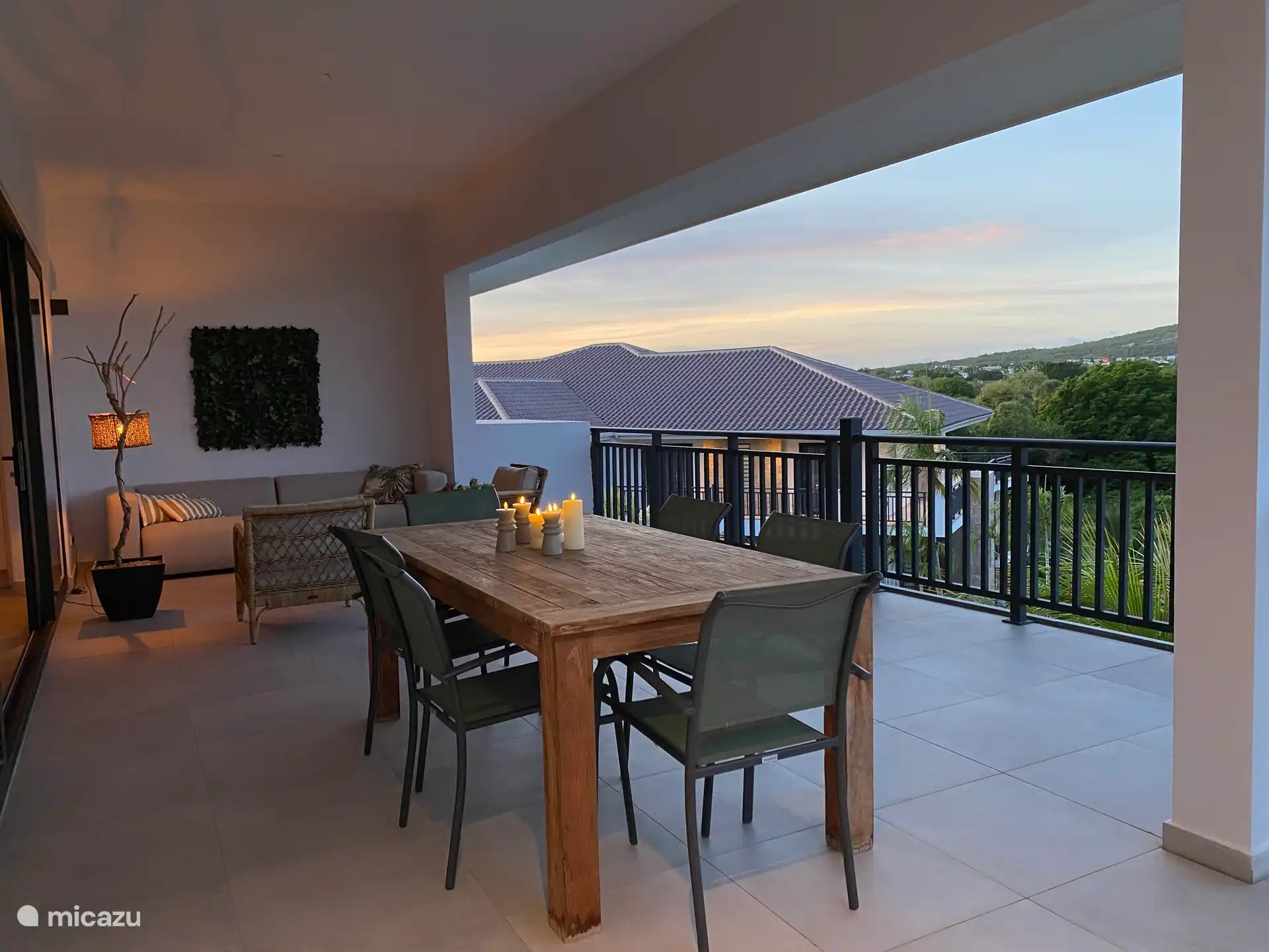 Table à manger et coin salon sur la terrasse