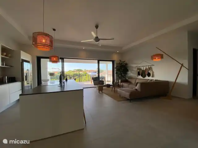 Location de Vacances Curaçao, Curaçao-Centre, Blue Bay, appartement - Penthouse La Brise 30 Cuisine et salon, la chambre est équipée de la climatisation et d’un ventilateur