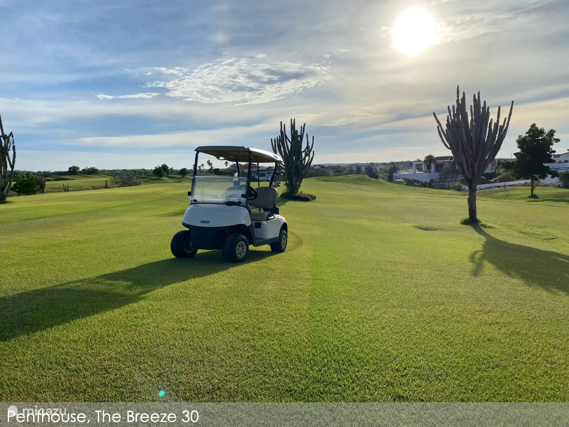 Golf 19 trous, club-house à 2 minutes à pied