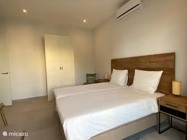 Location de Vacances Curaçao, Curaçao-Centre, Blue Bay, appartement - Penthouse La Brise 30 2e chambre avec portes-fenêtres donnant sur la terrasse
