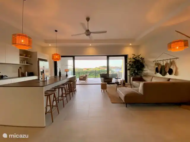 Location de Vacances Curaçao, Curaçao-Centre, Blue Bay, appartement - Penthouse La Brise 30 Cuisine complète, dans une pièce avec climatisation et ventilateur