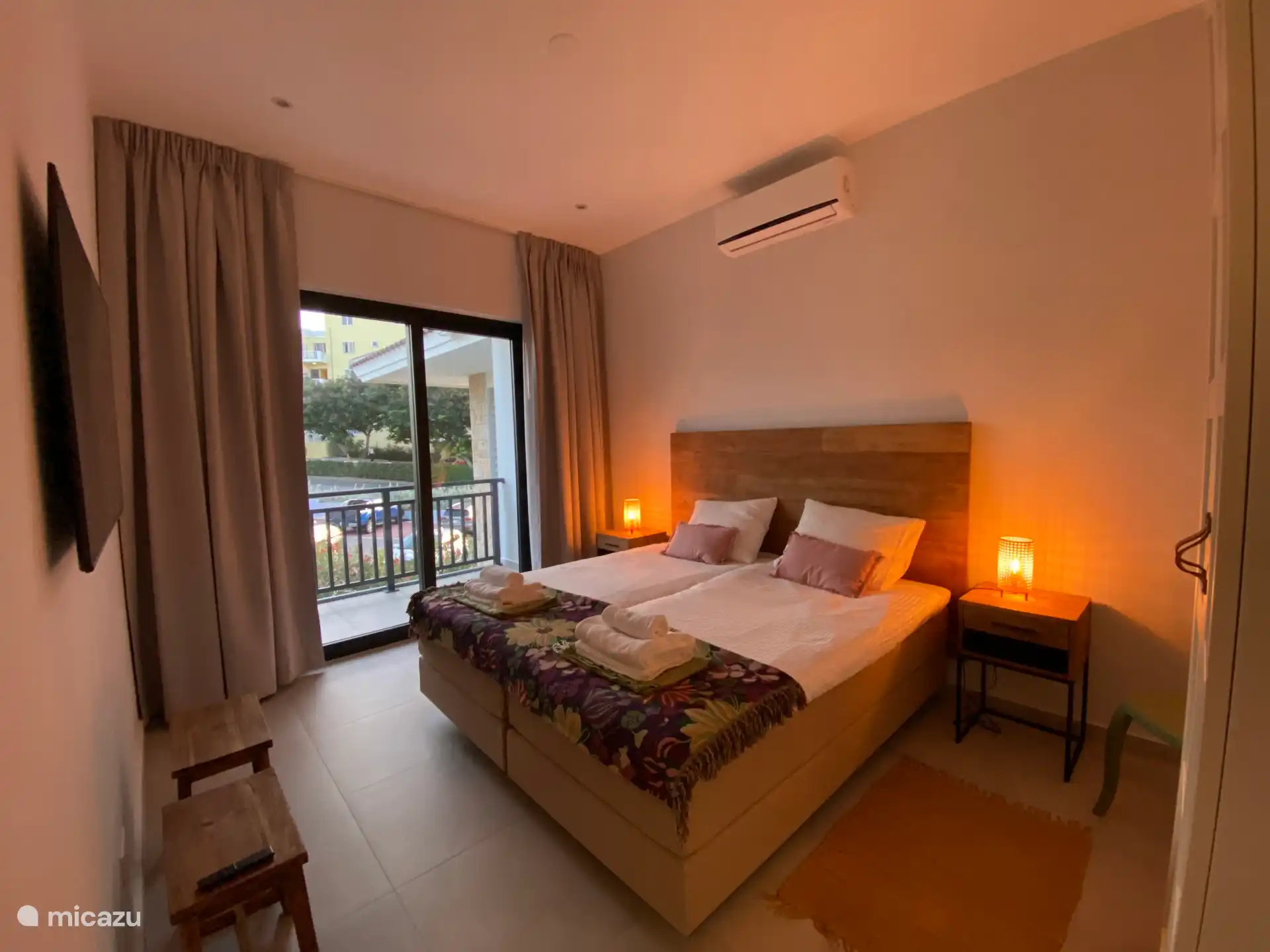 Chambre n°3 avec son propre espace de rangement, Smart TV et accès à la terrasse