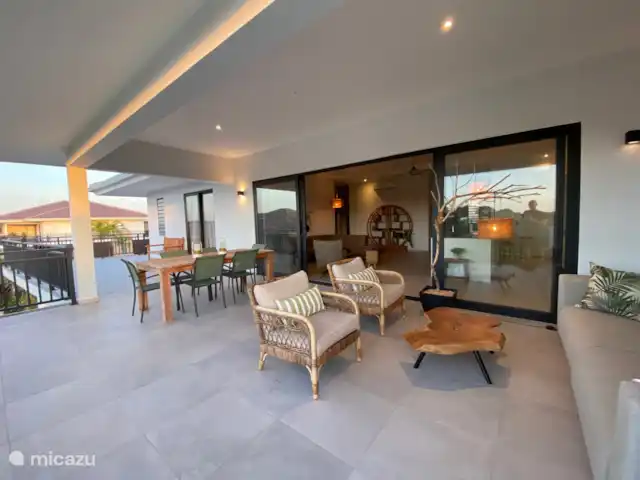 Location de Vacances Curaçao, Curaçao-Centre, Blue Bay, appartement - Penthouse La Brise 30 Terrasse très spacieuse avec de belles vues