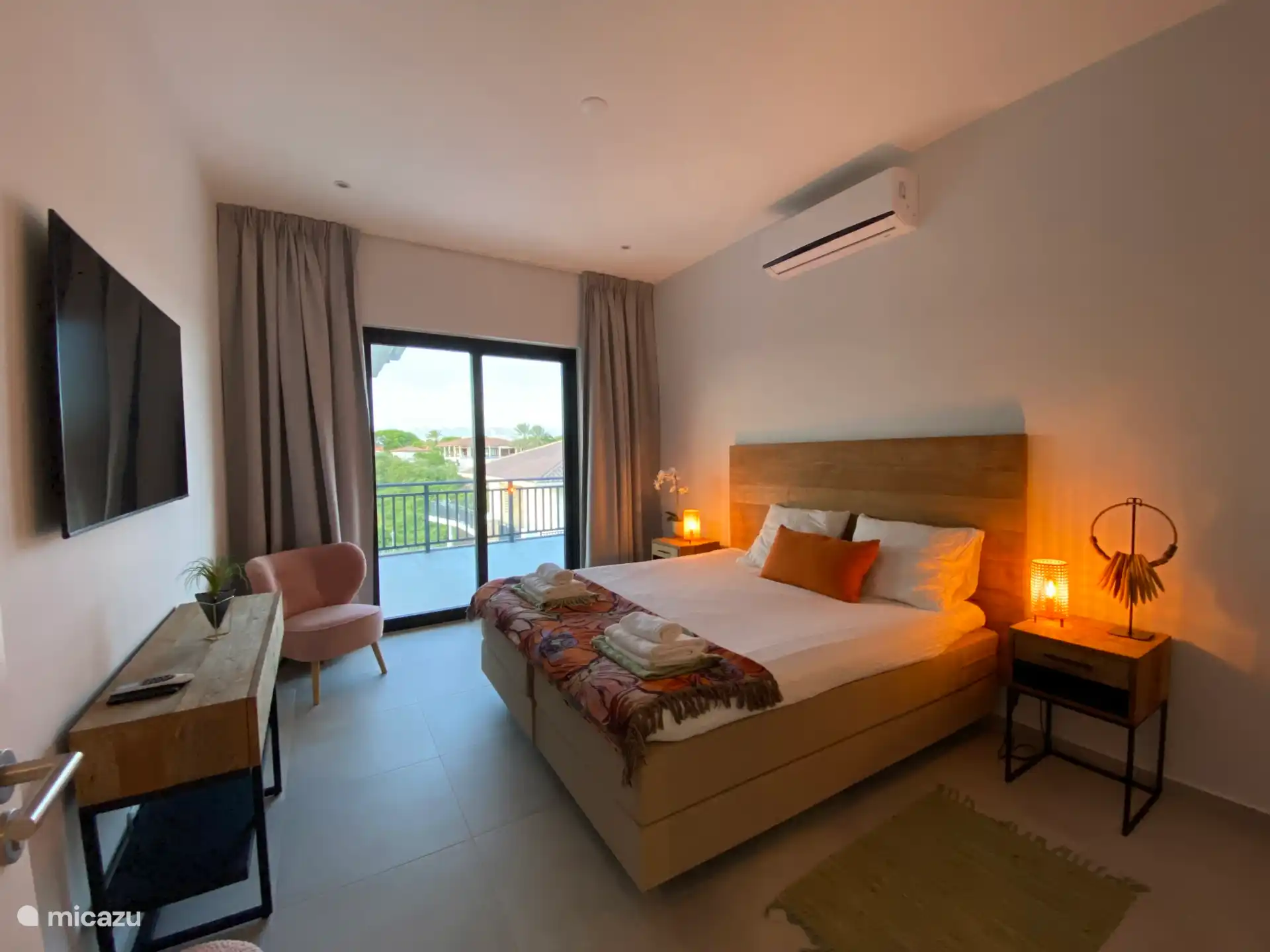 Chambre des maîtres, avec accès au walk-in privé et à la salle de bain