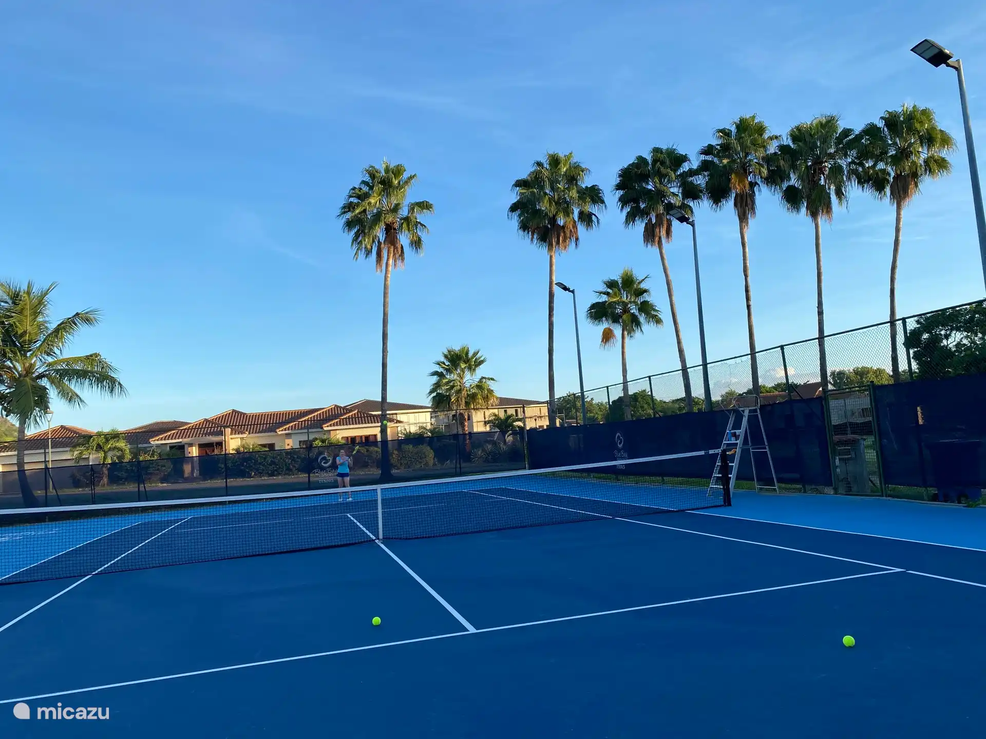 Court de tennis à réserver en concertation avec l’hôte