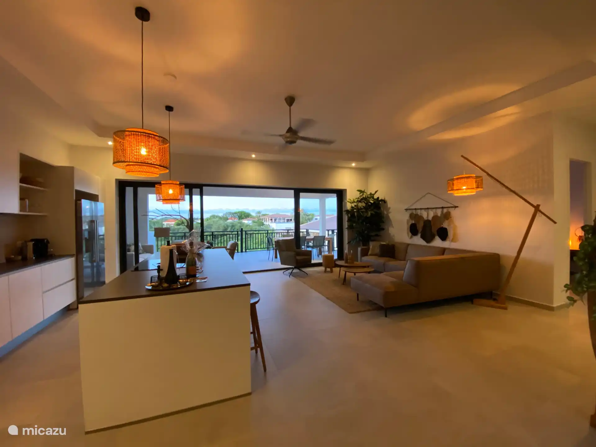 Îlot de cuisine et salon avec climatisation et ventilateur.