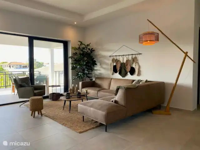Location de Vacances Curaçao, Curaçao-Centre, Blue Bay, appartement - Penthouse La Brise 30 Salon confortable avec climatisation et ventilateur