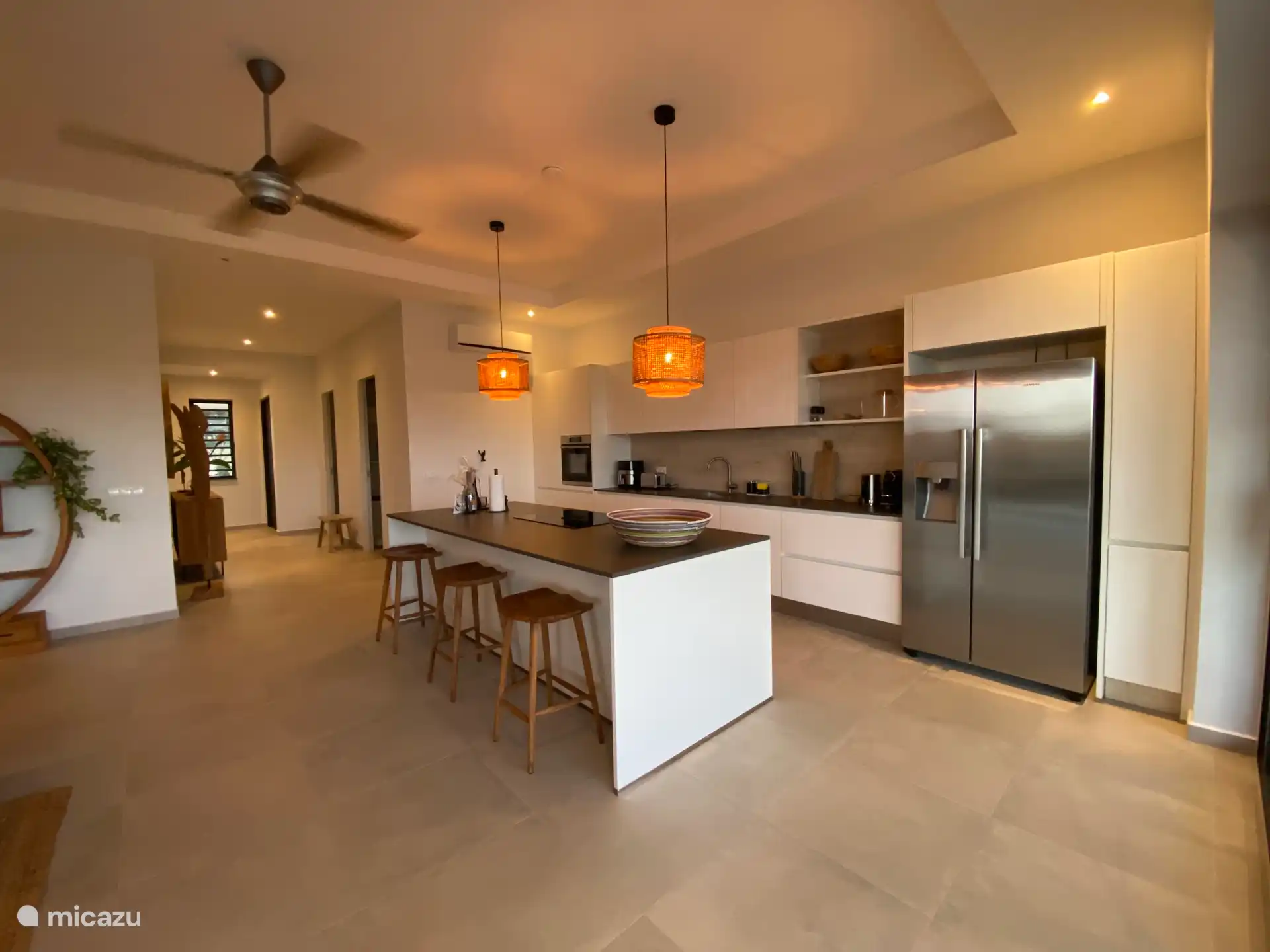 Îlot de cuisine avec : réfrigérateur américain, grille-pain, four, micro-ondes, bouilloire, plaque à induction BORA, mixeur, machine à café Nespresso