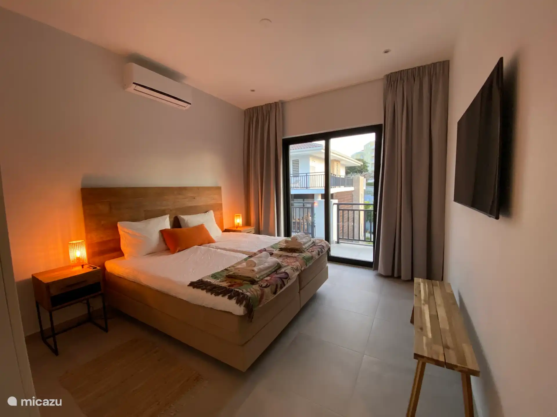 Chambre n° 2 avec espace de rangement et accès à la terrasse