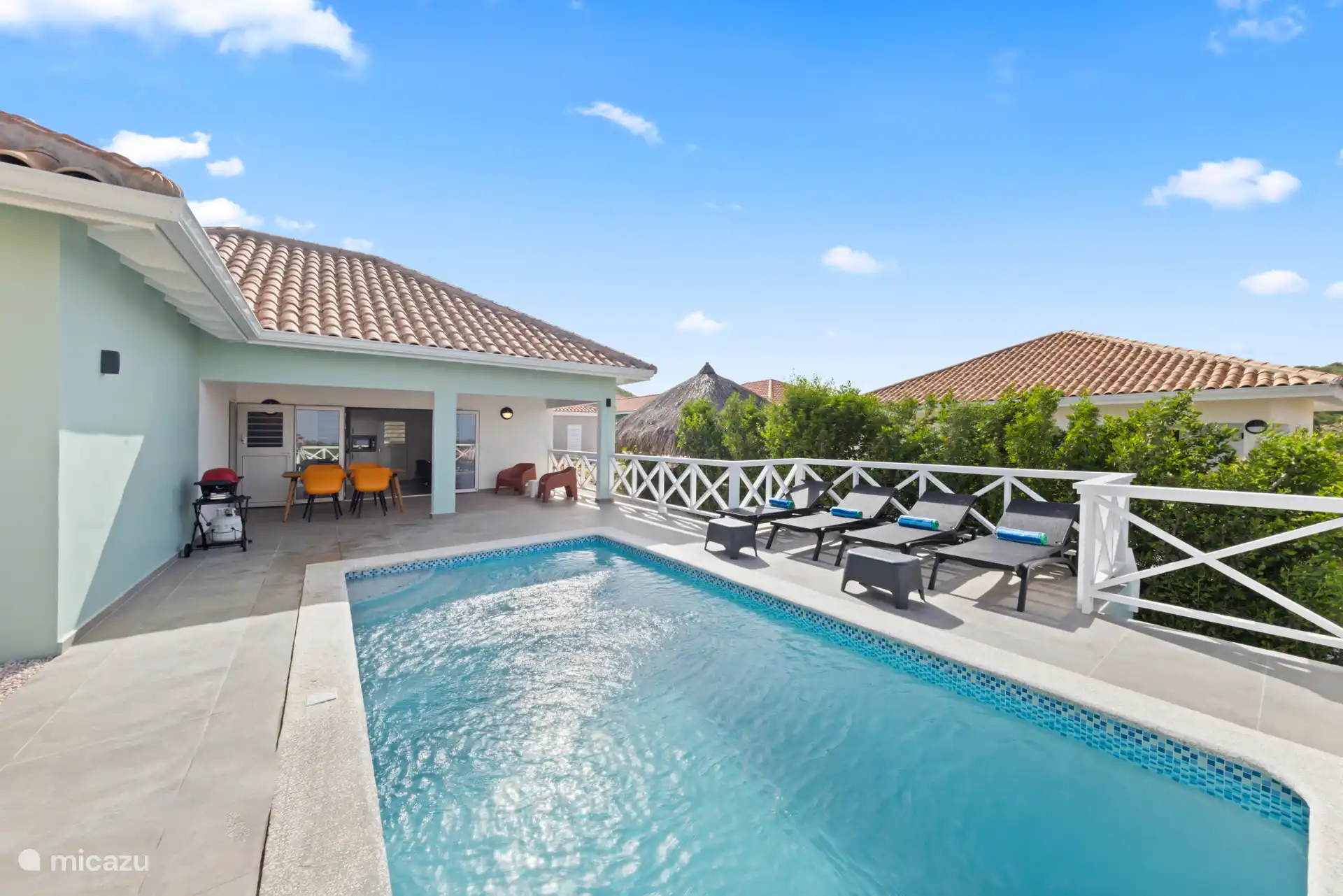 From the spacious porch, you can walk across the pool deck to the pool. After this it is nice to relax on the sun loungers, lounge chairs on the porch or the louge set under the palapa. Plenty of choice 