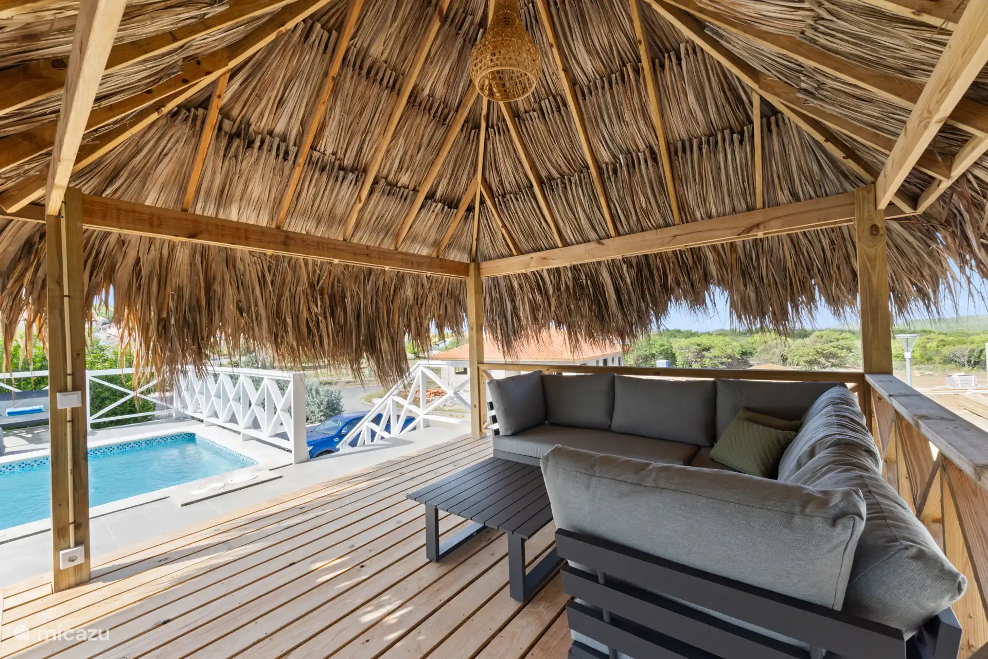 Relax under the palapa. The ideal place for a drink. You sit in the shade and in a cooling breeze 
