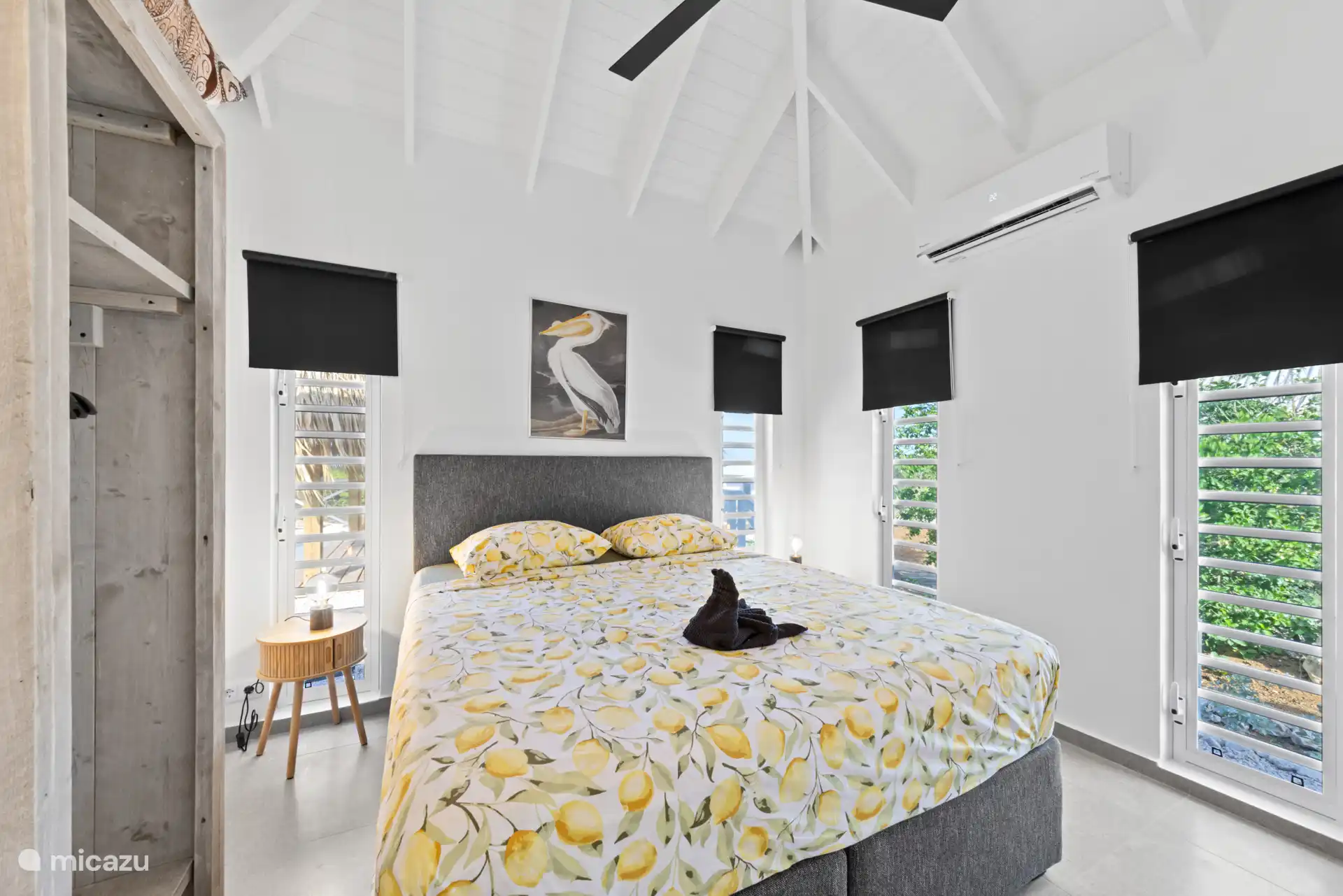 The Master bedroom. With a box spring of 180x200. Quiet air conditioning but also with shutter windows and fan. This makes sleeping without air conditioning also possible. the bathroom i.e. ensuite 