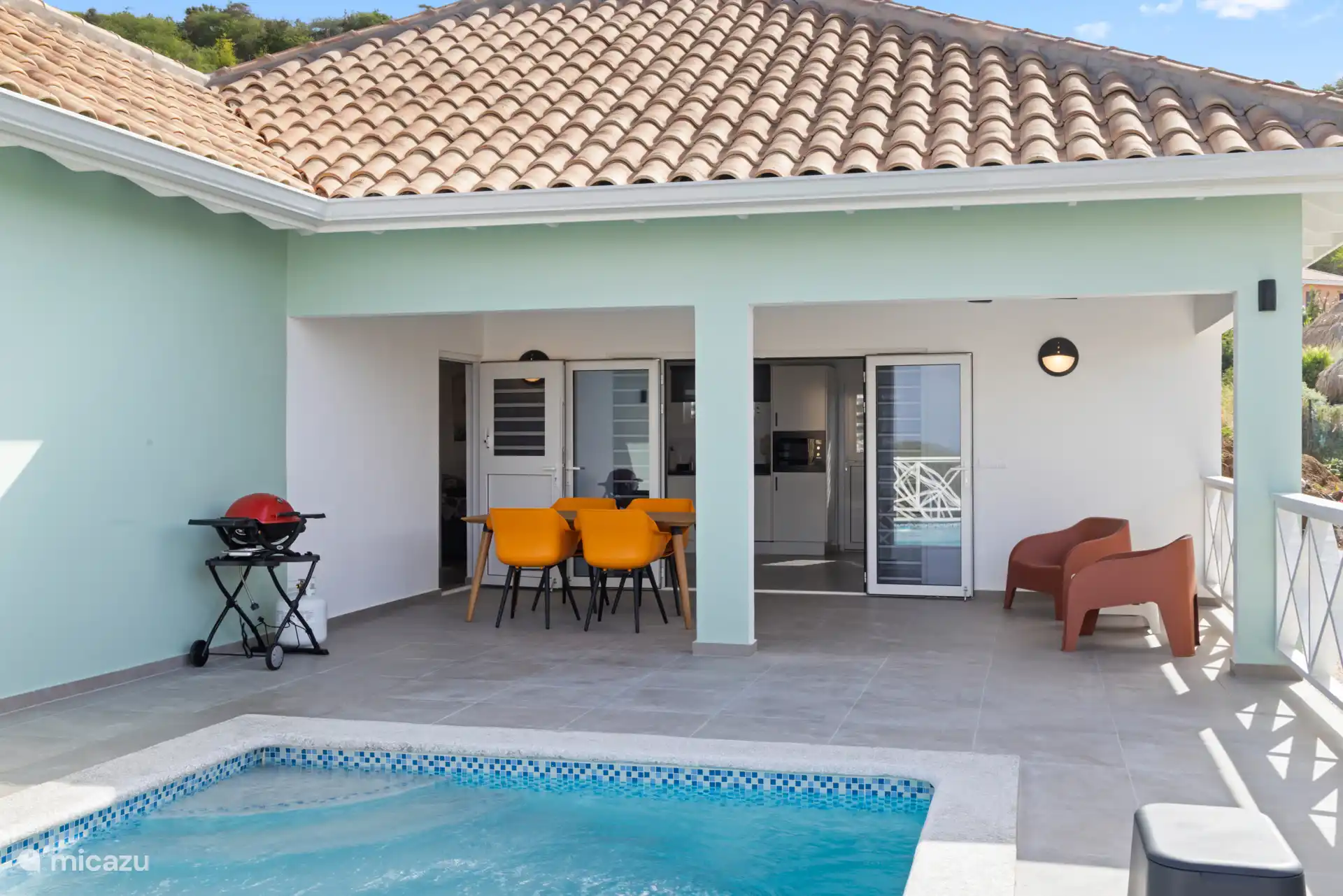 The dinning set and lounges chairs on the porch. it is nice to have breakfast, lunch, dinner or BBQ on the Weber. On Curaçao, life takes place outside