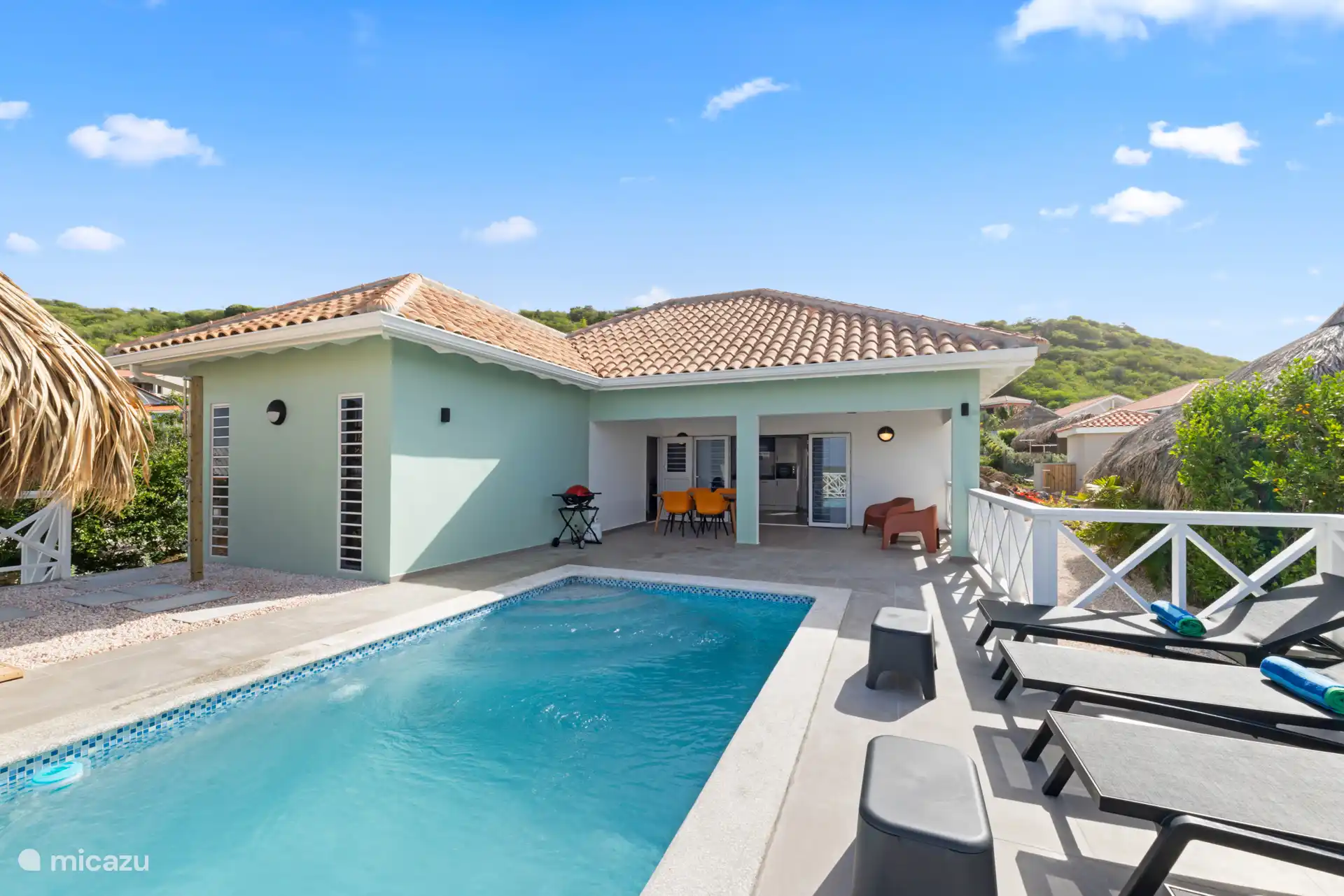 At the pool it is good to stay on the 4 sunbeds. Need a drink this is really relaxing. you feel like a god in France