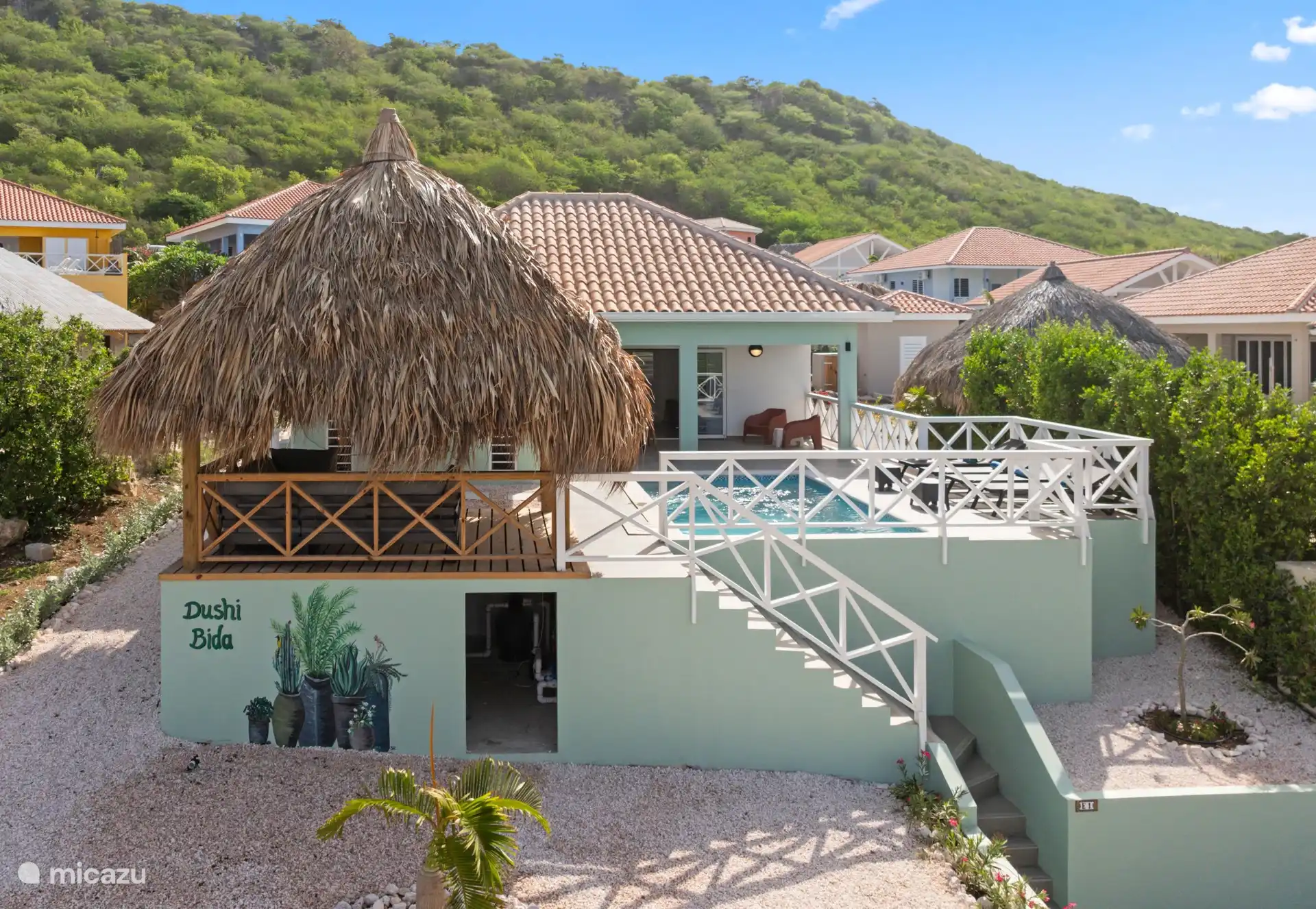 Villa Dushi Bida. Located at Villapark Fontein with 24/7 security. The villa has a spacious porch of 35m2, private pool 6x3 m. The interior is luxurious and fully equipped