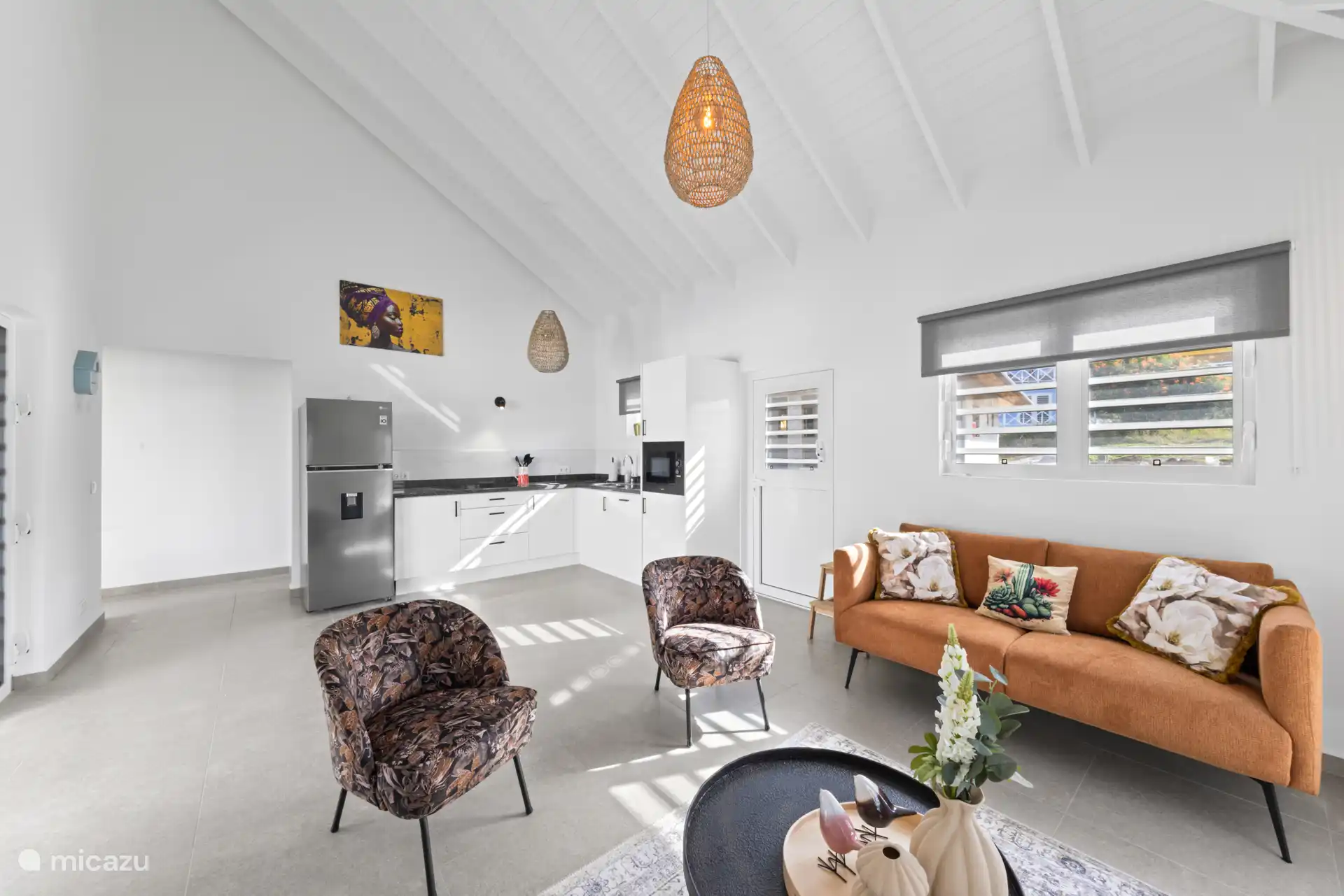 The spacious villa with the open kitchen and high open ceiling, which makes it very spacious. The living room is furnished with a 2.5 seater sofa and 2 matching chairs. TV cabinet with smart TV and soundbar