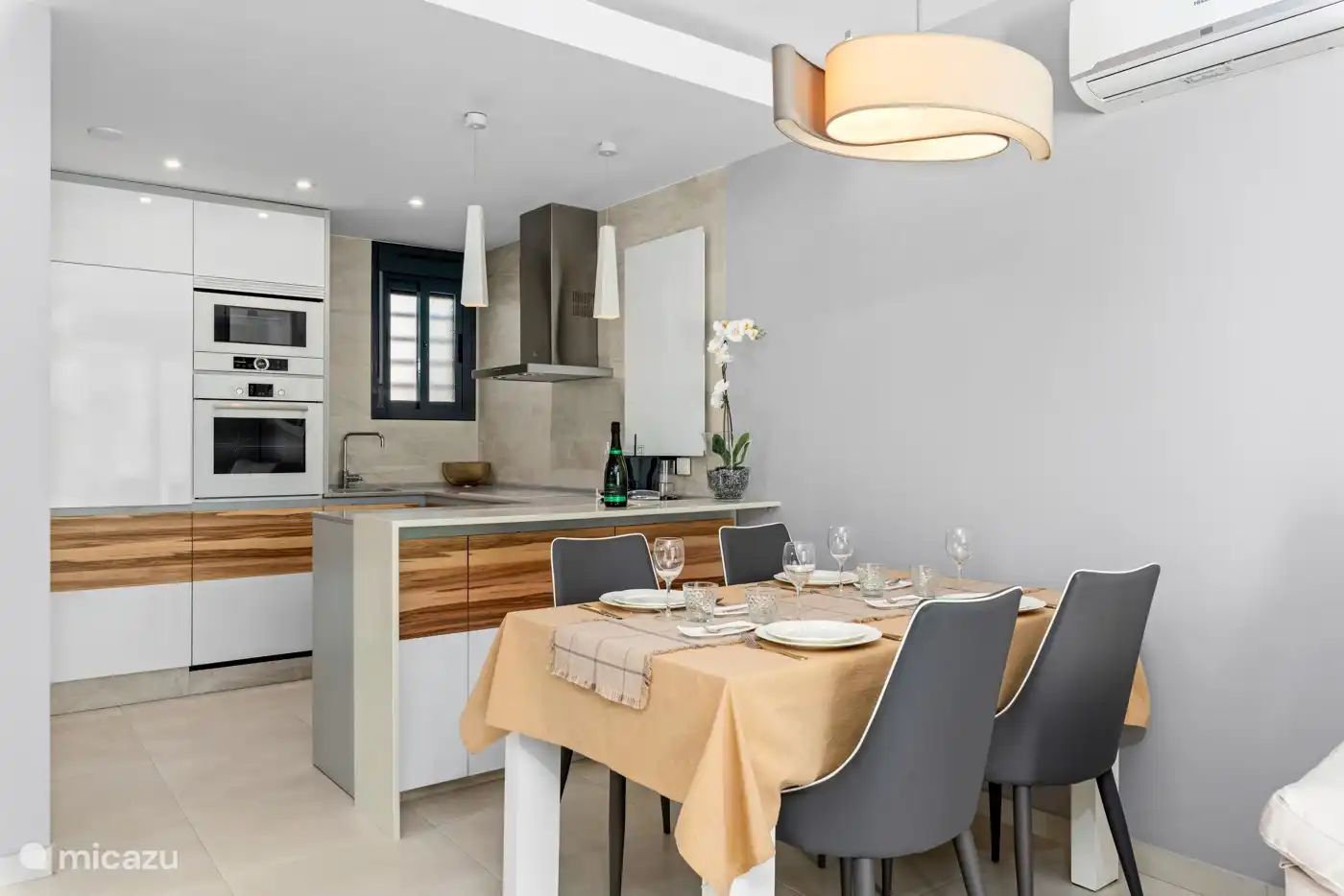 woonkamer met zicht op de keuken