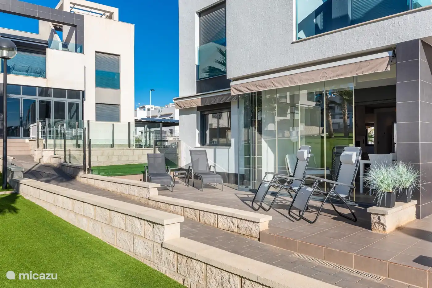 Uitzicht naar het terras en de veranda