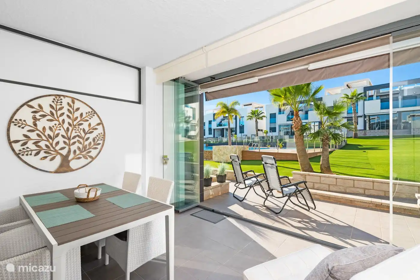 Uitzicht vanuit de veranda naar het terras