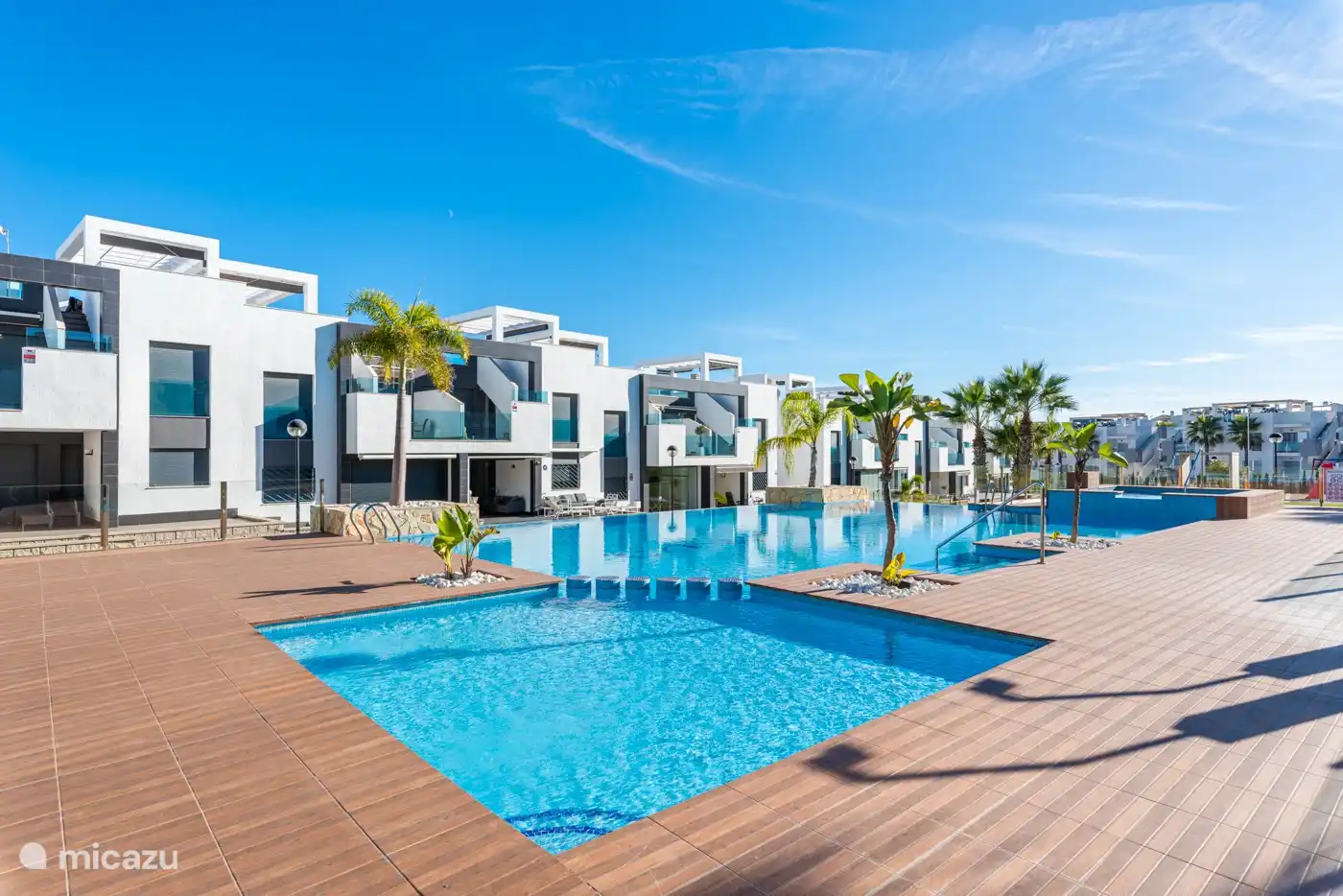 Zicht op het gemeenschappelijk zwembad