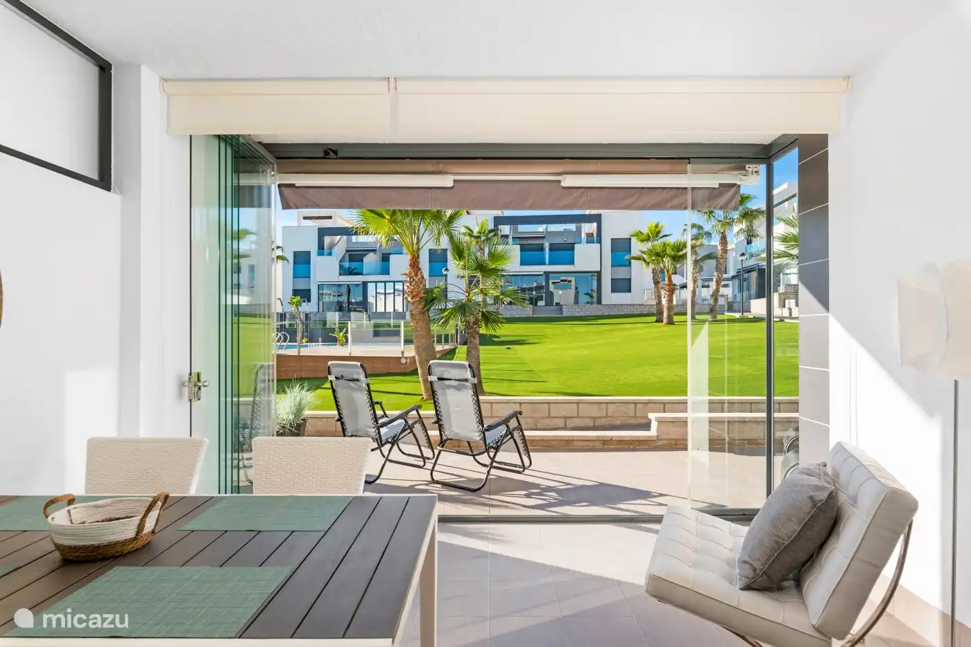 Uitzicht vanuit de veranda naar het terras