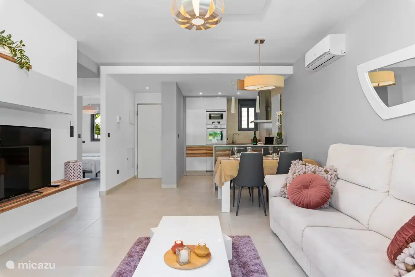 woonkamer met zicht op de keuken