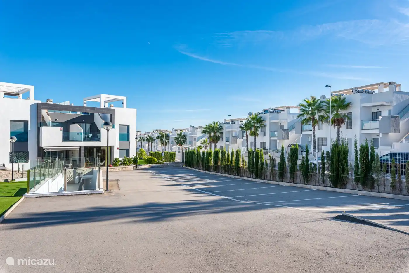 Parkeerplaatsen op het complex