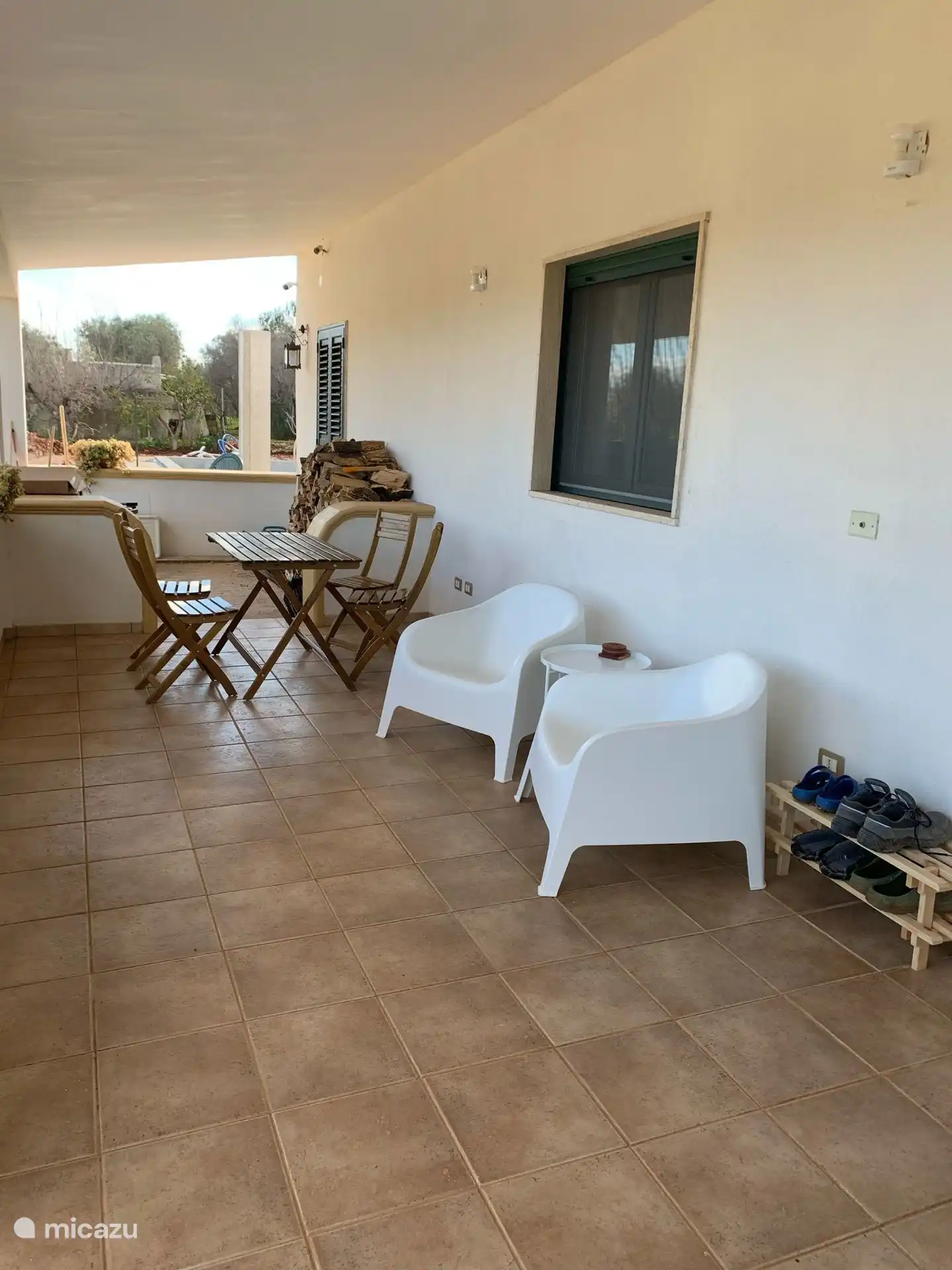 Unter den beiden Veranden gibt es viele Sitzgelegenheiten und große Tische zum Entspannen 