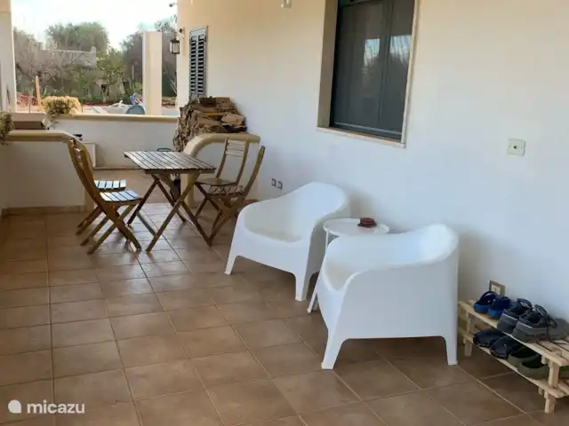 Casa di Torba Bianca | Italie, Pouilles (Puglia), San Vito dei Normanni - maison de vacances Sous les deux vérandas, il y a de nombreux coins salon et de grandes tables pour se détendre