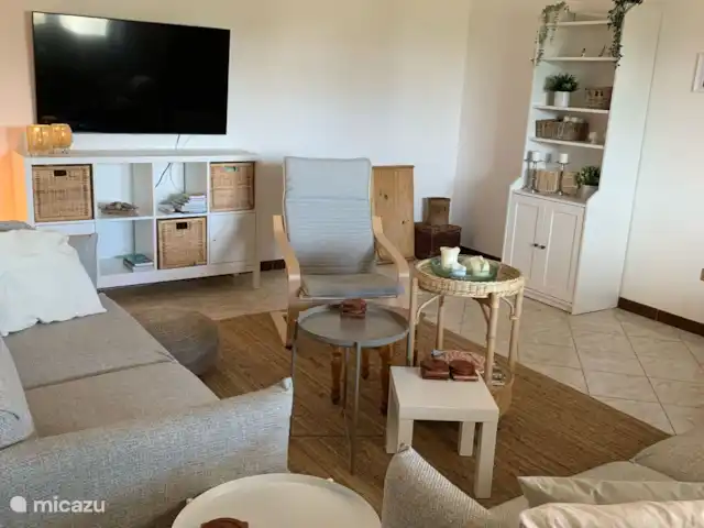 Casa di Torba Bianca | Italie, Pouilles (Puglia), San Vito dei Normanni - maison de vacances Un salon confortable avec de nombreuses options de sièges et un grand écran plat