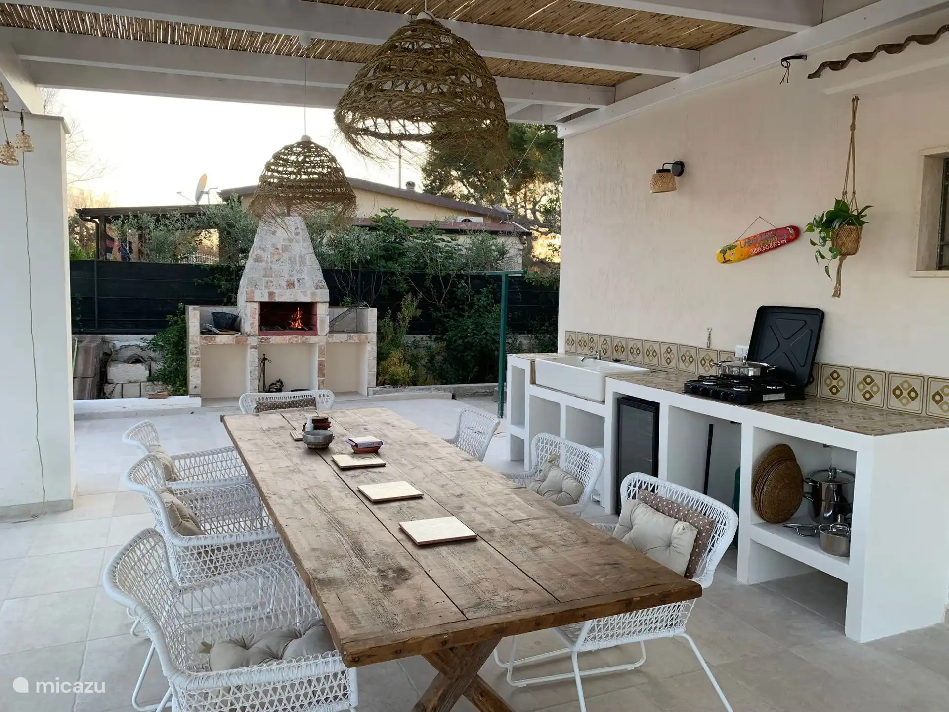 Eine große Außenküche und ein Grill zum Kochen und Genießen unter der Veranda