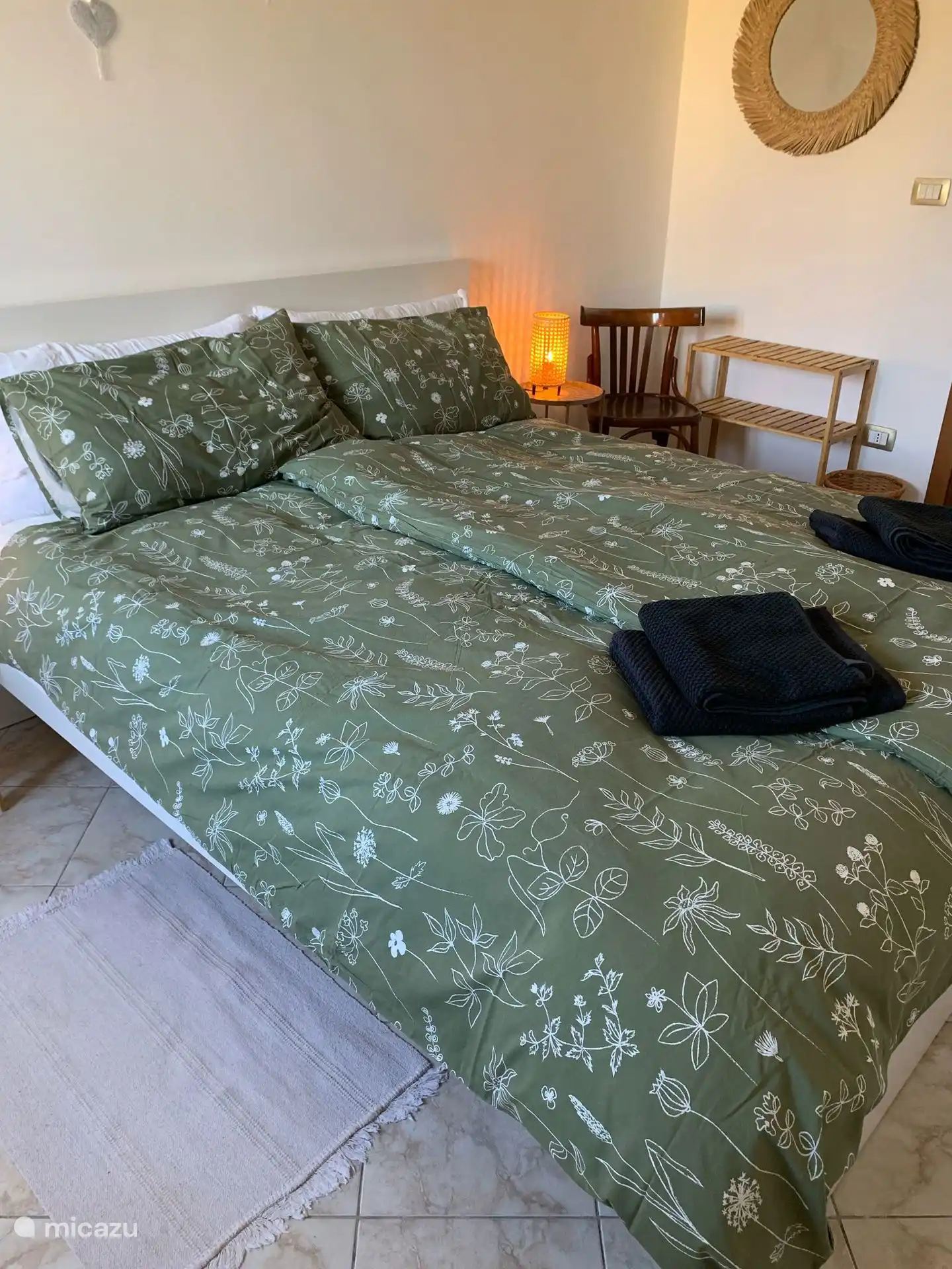 Schlafzimmer 2 ist schön und geräumig und verfügt über eine eigene Klimaanlage. 