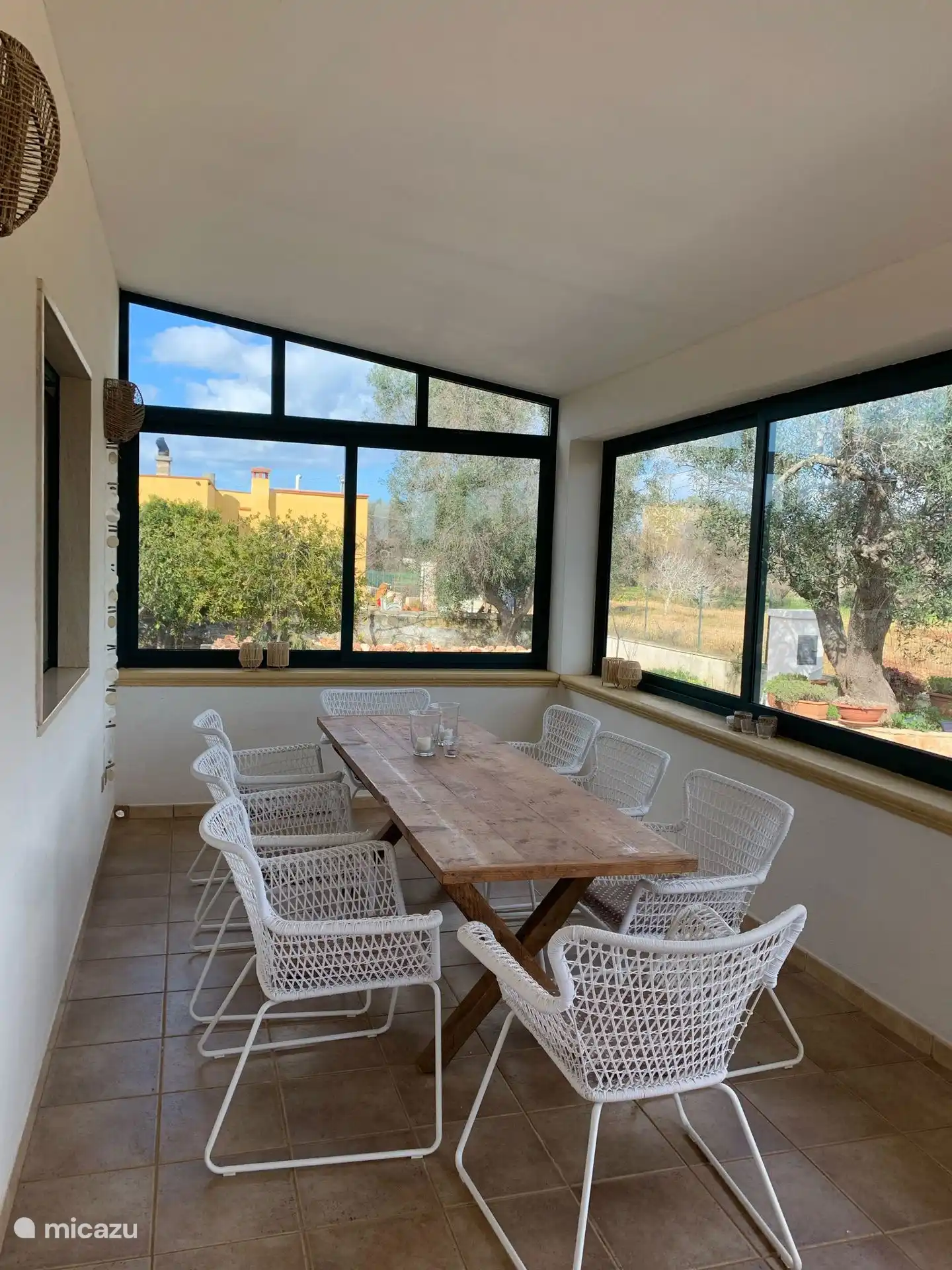 Die Veranda an der Vorderseite, wo Sie auch in den kühleren Monaten das Frühstück in der Sonne genießen können