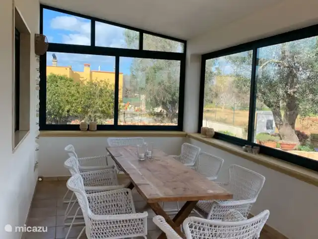 Casa di Torba Bianca | Italie, Pouilles (Puglia), San Vito dei Normanni - maison de vacances La véranda à l’avant où vous pourrez prendre votre petit-déjeuner au soleil, même pendant les mois les plus froids