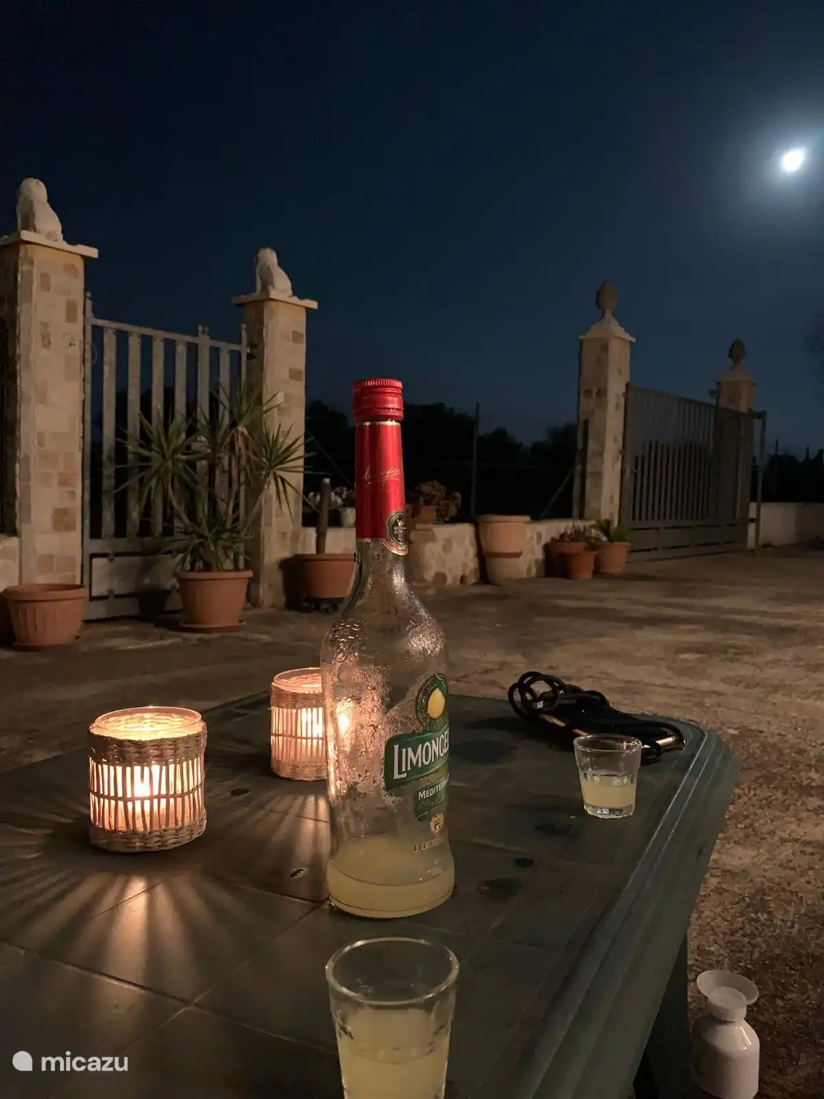 Abends lässt es sich wunderbar draußen sitzen und die absolute Stille genießen. Unser Haus befindet sich an einer Privatstraße, so dass es keine Belästigung durch Passanten gibt. 