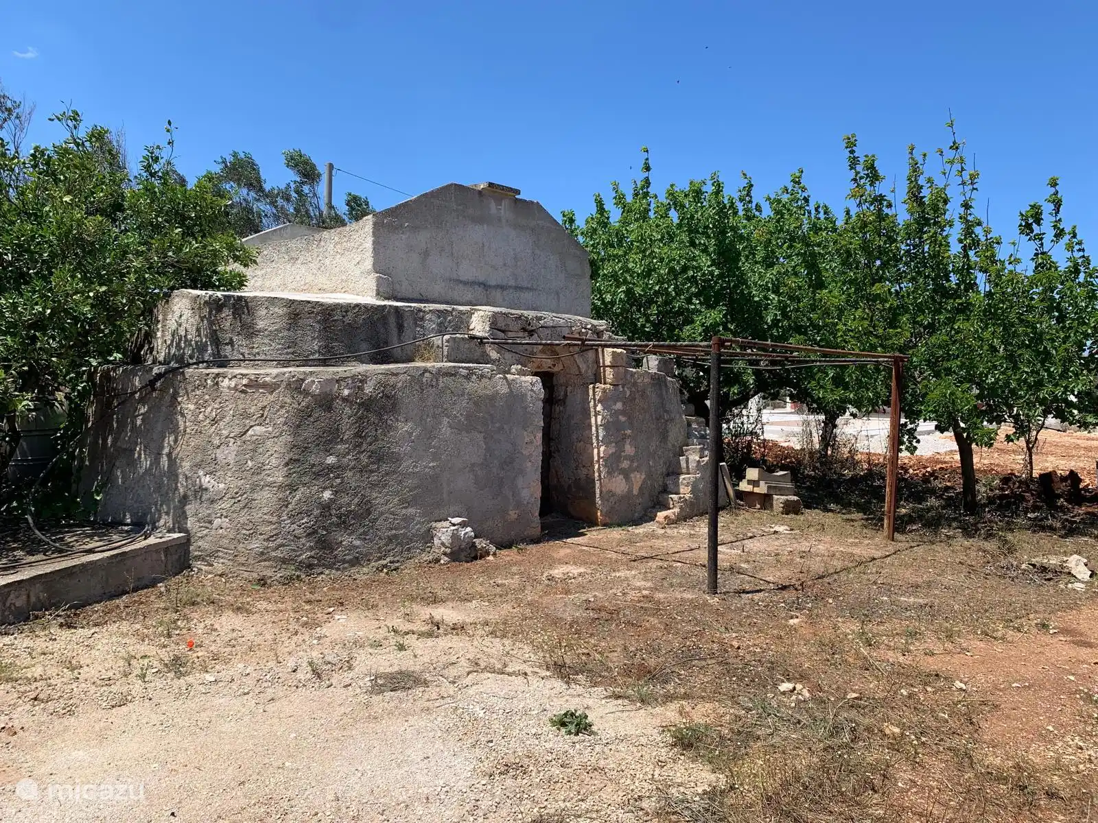 Die authentische Lamia (italienisches Landhaus) befindet sich am Anfang des Obstgartens. Wir werden dies zu einem späteren Zeitpunkt wiederherstellen