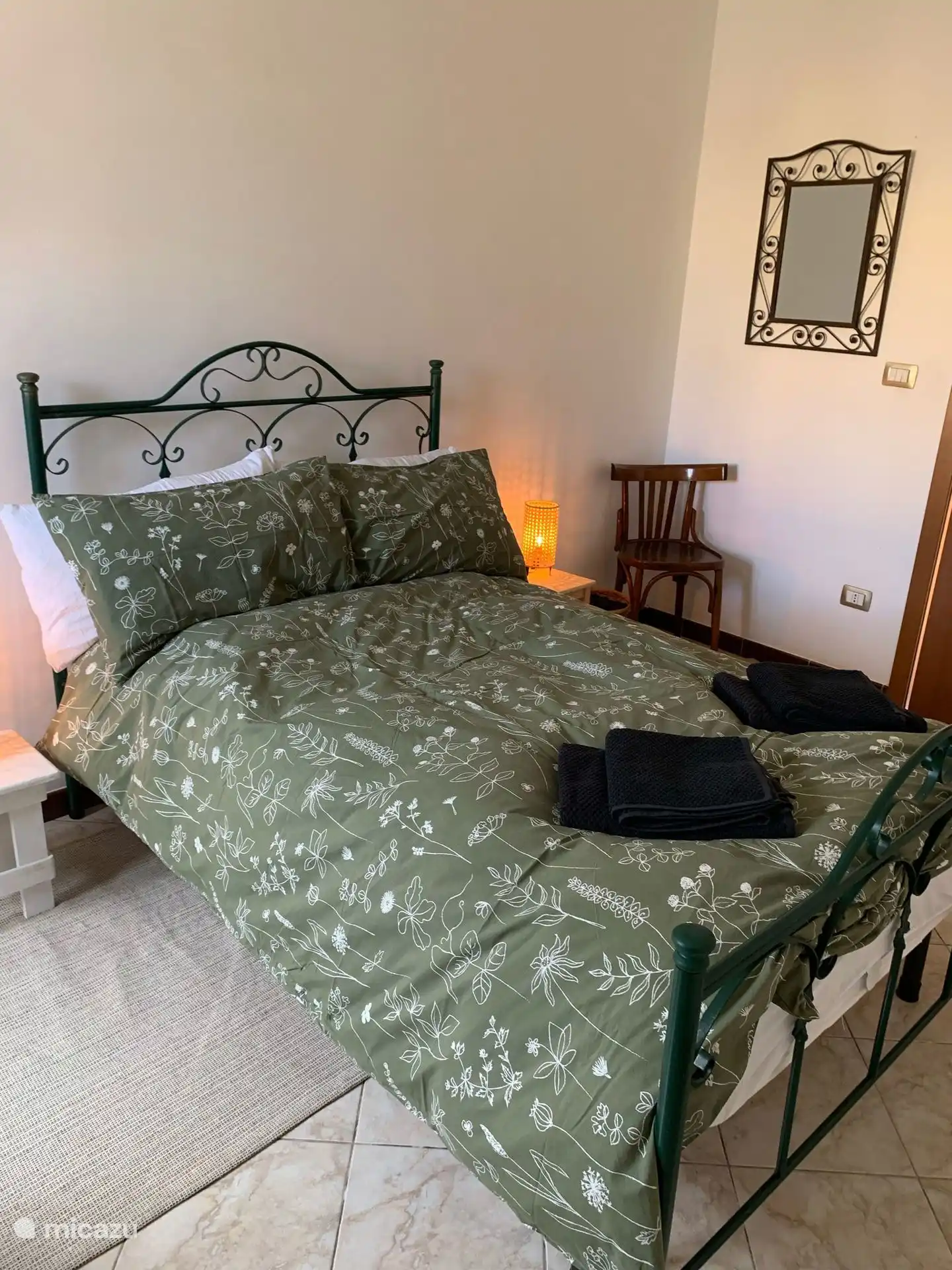 Schlafzimmer 3 verfügt über ein französisches Bett (120x200) und ist für 1 erwachsene Person oder 2 Kinder geeignet. Dieses Zimmer ist auch mit einer eigenen Klimaanlage ausgestattet. 