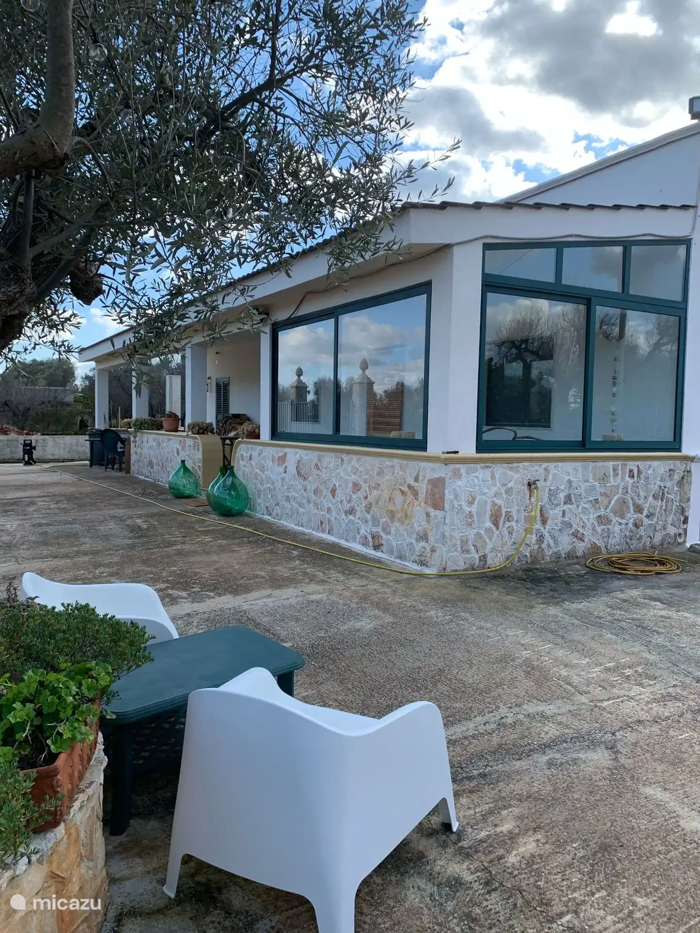 Die Veranda an der Vorderseite des Hauses ist teilweise abschließbar. Ideal für die kälteren Monate