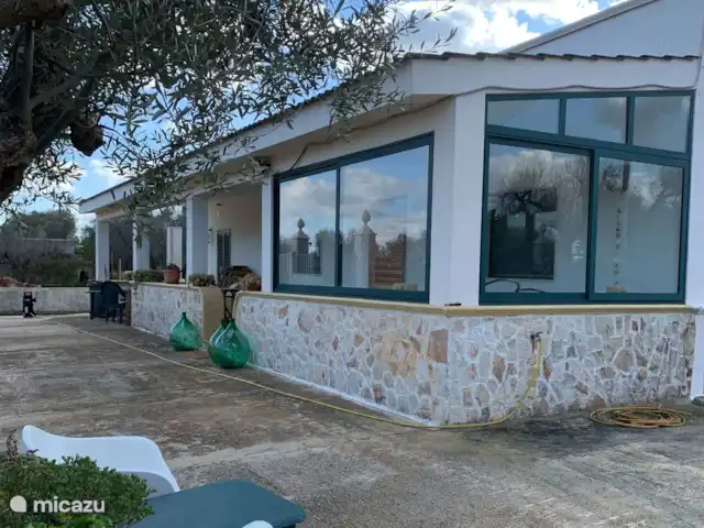Casa di Torba Bianca | Italie, Pouilles (Puglia), San Vito dei Normanni - maison de vacances La véranda à l’avant de la maison est partiellement verrouillable. Idéal pour les mois les plus froids