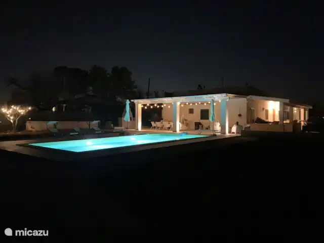 Casa di Torba Bianca | Italie, Pouilles (Puglia), San Vito dei Normanni - maison de vacances Le soir, vous pourrez vous amuser sous la véranda au bord de la piscine