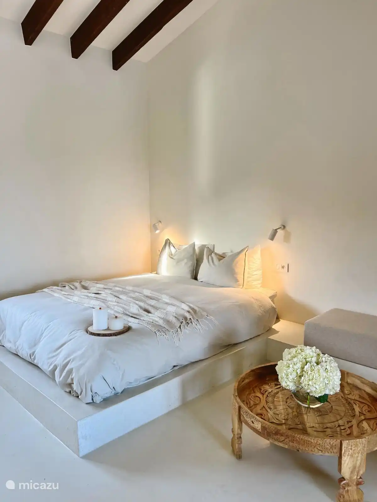 Chambre 2 avec salle de bain attenante.