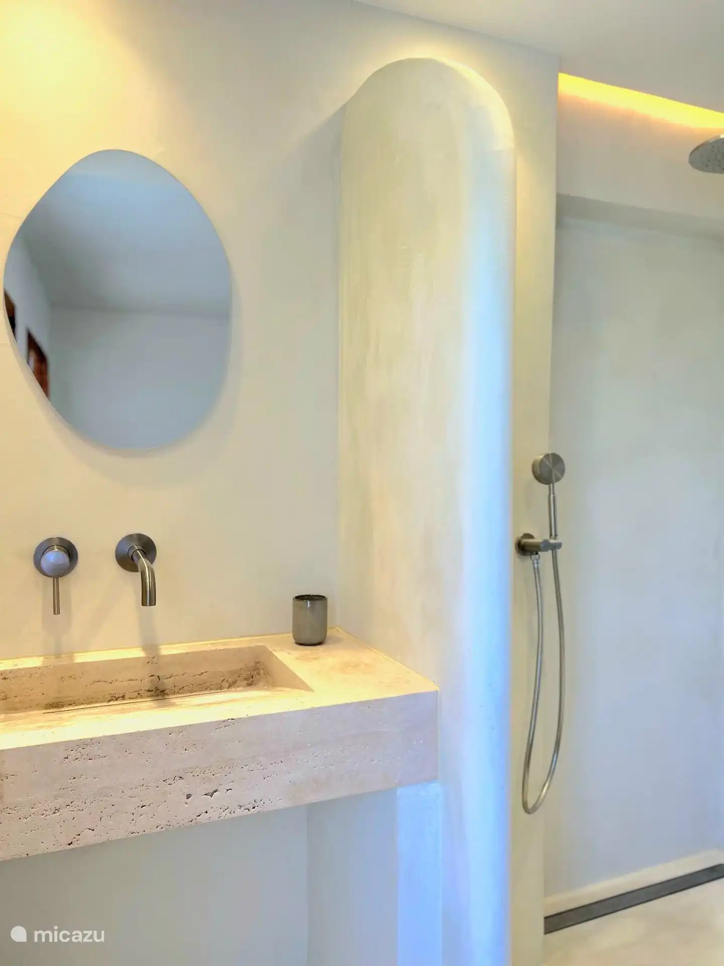 Salle de bain 4, lavabo et douche à l’italienne 