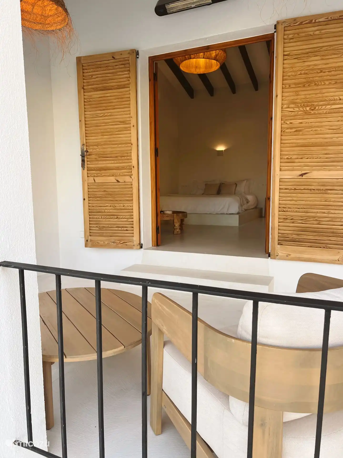 Unité 2 avec salle de bain attenante (salle de bain, douche à italienne et toilettes).
Télévision, réfrigérateur, internet, climatisation.